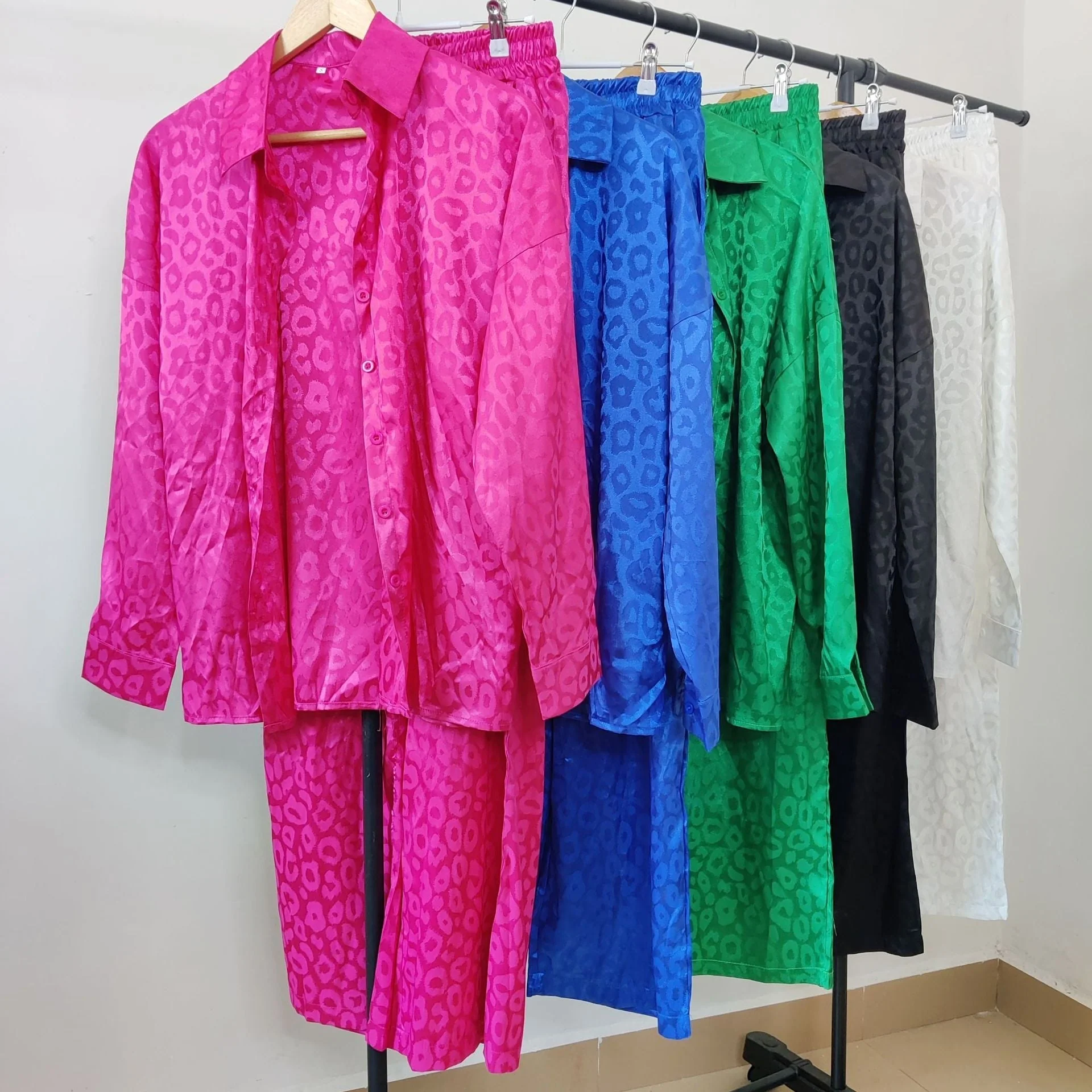 Conjunto camisa y pantalón raso leopardo - Image 13