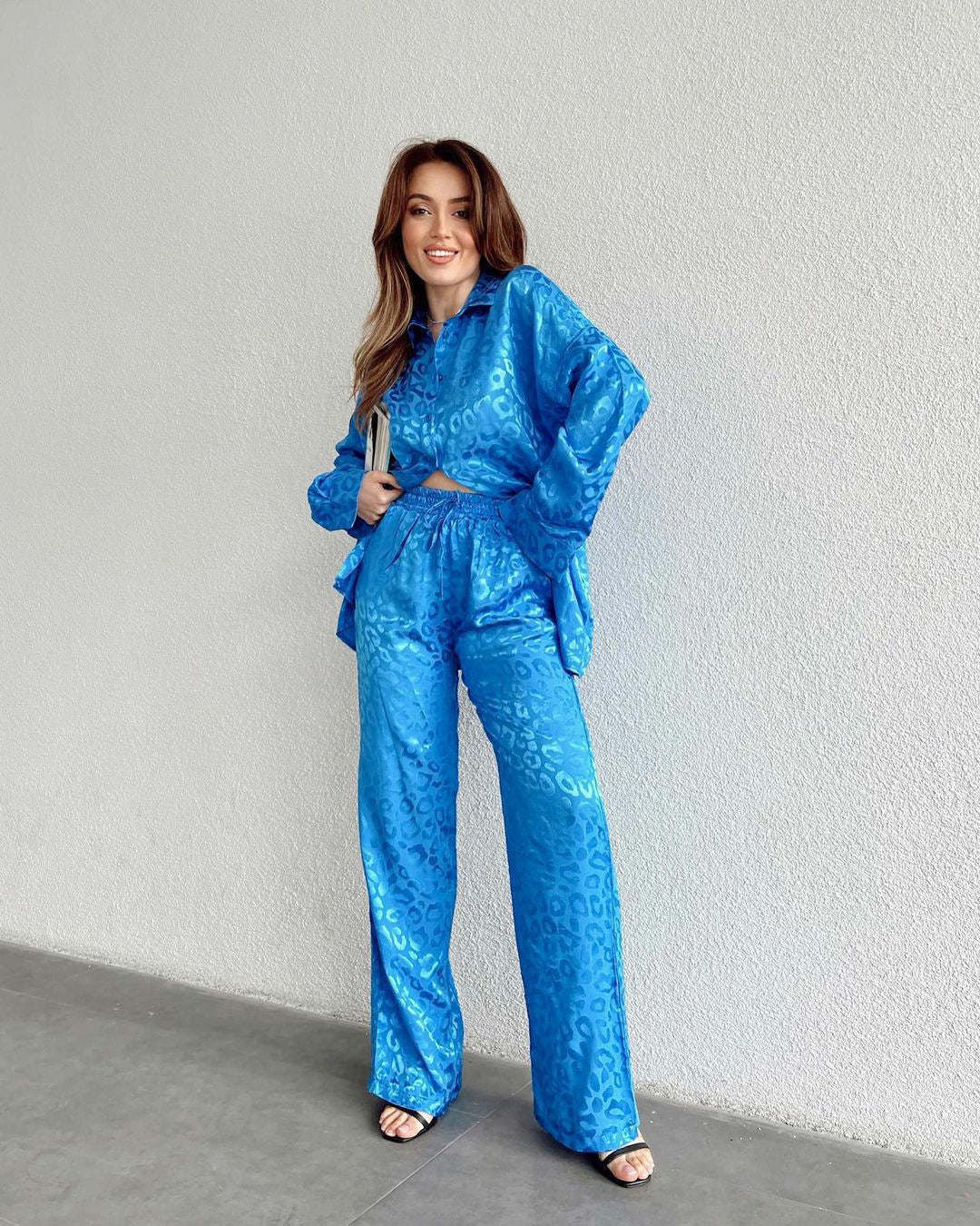 Conjunto camisa y pantalón raso leopardo - Image 7