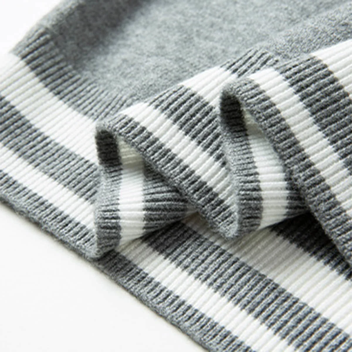 Nico | Suéter Premium Universitario - Image 4